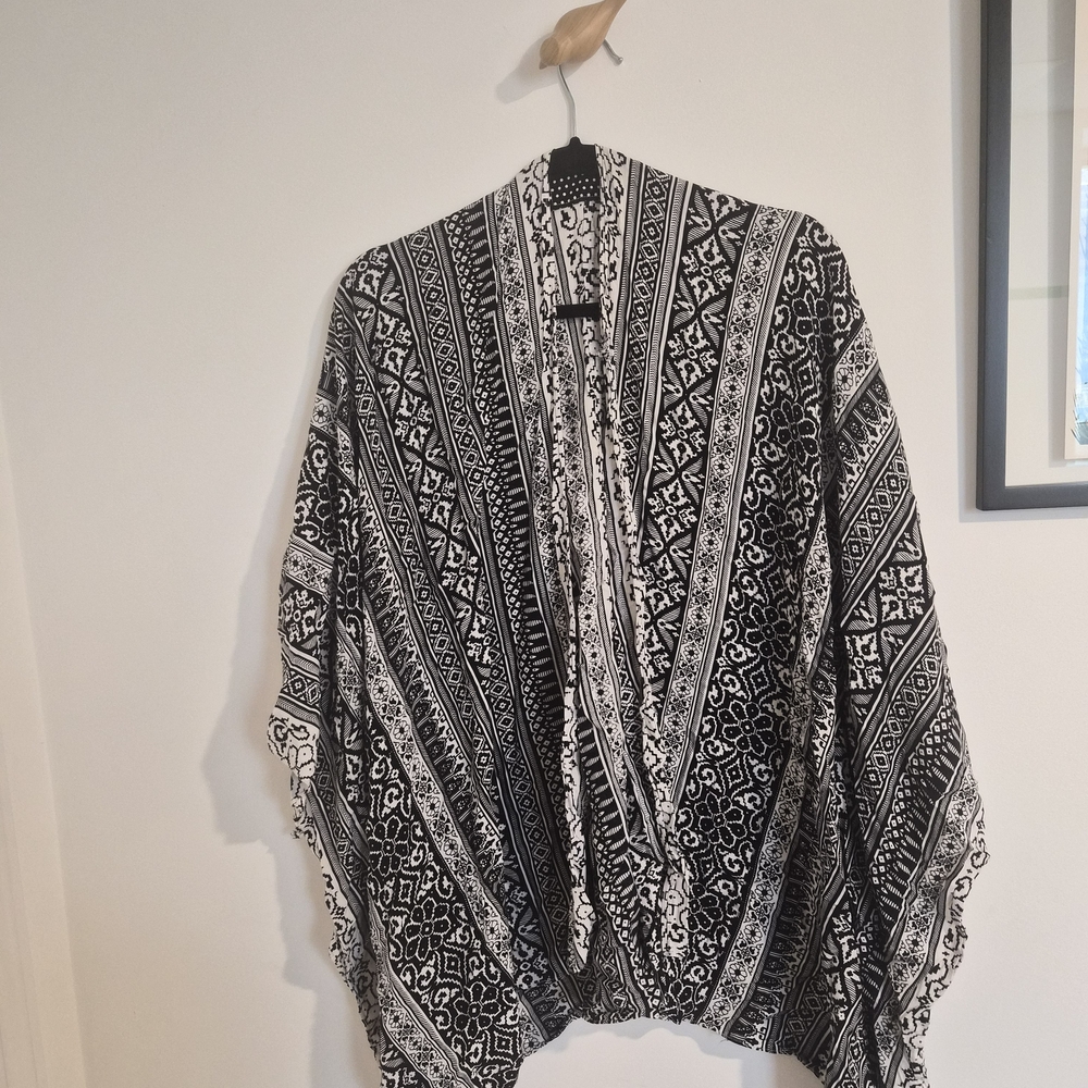 Black & White Patterned Open Wrap